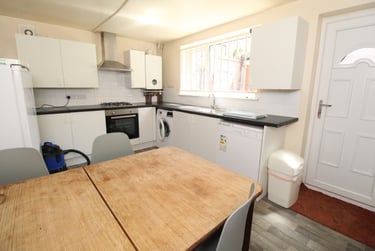 5 bed house, Kimbolton Avenue, Radford, Nottingham, NG71PT - Image 3