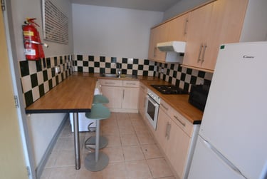 2 bed flat, Mount Hooton Road, Radford, Nottingham, NG74AY - Image 2