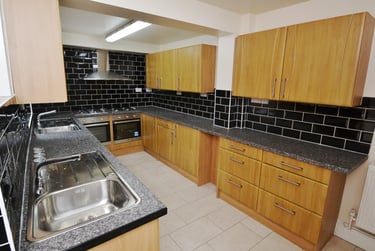 6 bed house, (6BED) Berridge Road, Sherwood Rise, Forest Fields, Nottingham, NG76LX - Image 2