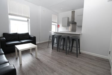 4 bed flat, Castle Boulevard, Lenton, Nottingham, NG71HP - Image 1