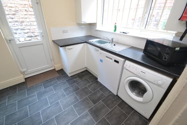 4 bed house, (4BED) Kimbolton Avenue, Radford, Nottingham, NG71PT - Image 9