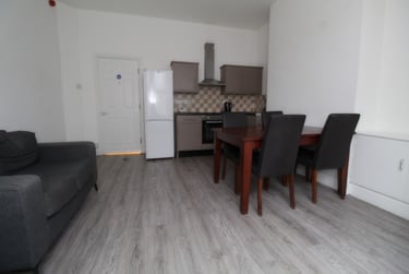 1 bed flat, (26/27) Castle Boulevard, Lenton, Nottingham, NG71HP - Image 2