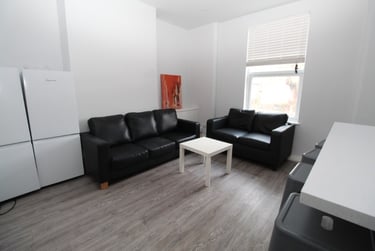 4 bed flat, (26/27) Castle Boulevard, Lenton, Nottingham, NG71HP - Image 2