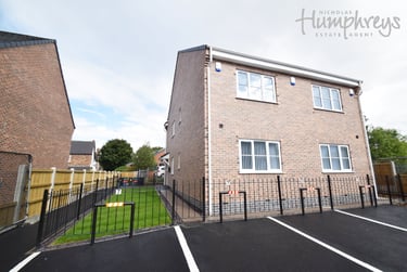 2 bed house, Lyme Valley Mews, Basford, Newcastle under Lyme, ST53TF - Image 1