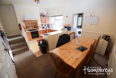 4 bed house, Church Street, Silverdale, Keele, ST56JH - Image 1