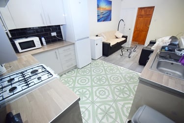 6 bed house, Ashford Street, Shelton, Stoke, ST42EH - Image 1