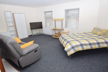 1 bed studio, Regent Road, Hanley, Stoke, ST13BL - Image 2