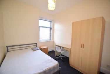 4 bed house, Boughey Road, Shelton, Stoke, ST42BB - Image 3