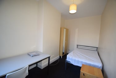 4 bed house, Boughey Road, Shelton, Stoke, ST42BB - Image 4