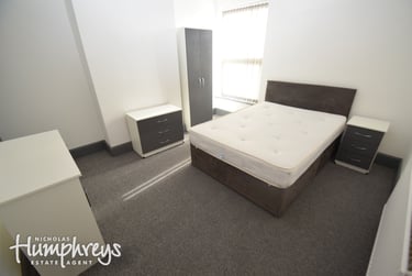 3 bed house, Crowther Street, Shelton, Stoke, ST42ER - Image 2