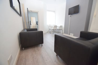 3 bed house, Spencer Road, Shelton, Stoke, ST42BE - Image 2