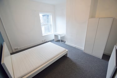 3 bed house, Spencer Road, Shelton, Stoke, ST42BE - Image 3