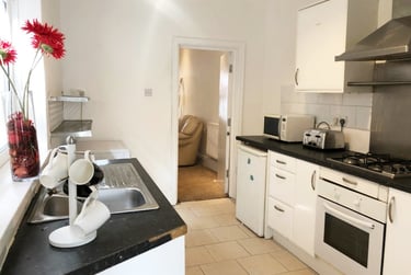 4 bed house, Guildford Street, Shelton, Stoke, ST42EP - Image 1