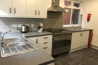 4 bed house, Queen Anne Street, Shelton, Stoke, ST42EQ - Image 2