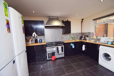 8 bed house, Cauldon Road, Shelton, Stoke, ST42DY - Image 1