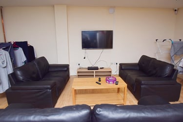 8 bed house, Cauldon Road, Shelton, Stoke, ST42DY - Image 2