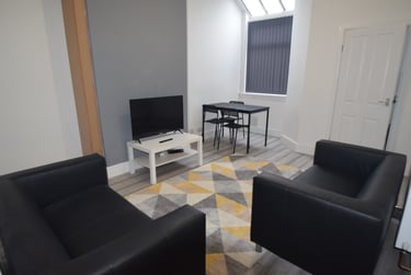 3 bed house, Spencer Road, Shelton, Stoke, ST42BE - Image 2