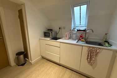 2 bed flat, Orme Road, Cross Heath, Newcastle under Lyme, ST52FB - Image 1