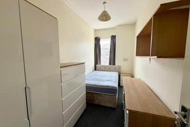 4 bed house, Guildford Street, Shelton, Stoke, ST42EP - Image 2