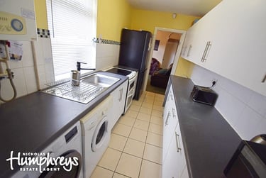 4 bed house, Guildford Street, Shelton, Stoke, ST42EP - Image 2