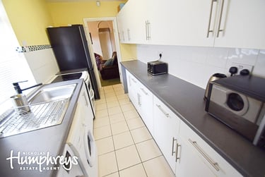 4 bed house, Guildford Street, Shelton, Stoke, ST42EP - Image 3