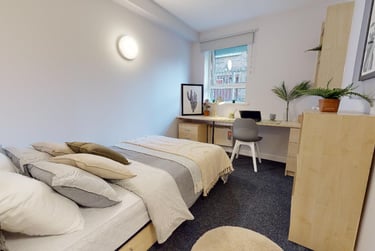 Bronze En Suite at iQ Arkwright House, Tumbling Hill Street, City Centre, Bradford, BD71DB - Image 1