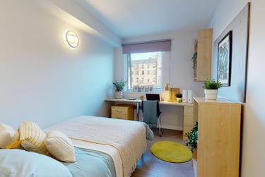 Gold En Suite at iQ Arkwright House, Tumbling Hill Street, City Centre, Bradford, BD71DB - Image 1