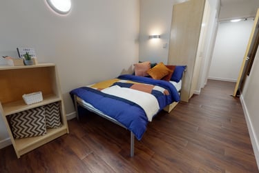 Silver En Suite at iQ Arkwright House, Tumbling Hill Street, City Centre, Bradford, BD71DB - Image 1