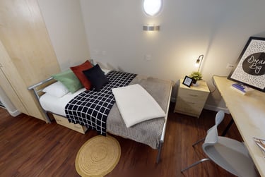 Silver En Suite Deluxe at iQ Arkwright House, Tumbling Hill Street, City Centre, Bradford, BD71DB - Image 1