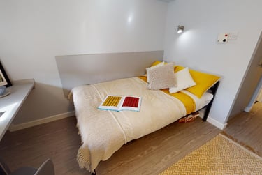 Gold En Suite at iQ Great Newton House, 7 Lower Gill Street, City Centre, Liverpool, L35BB - Image 1