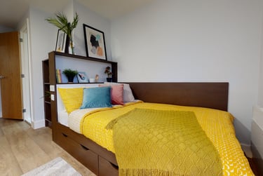 Gold En Suite - Image 1