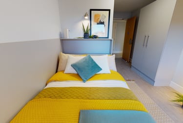 Gold En Suite - Image 1