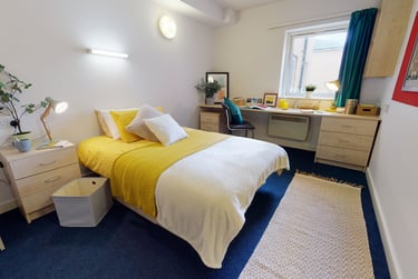 Gold En Suite - Image 1