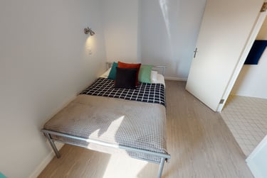 Silver En Suite Plus at iQ Marsden House, 1-3 Burley Road, City Centre, Leeds, LS31JZ - Image 1