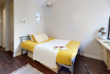 Silver En Suite at iQ Great Newton House, 7 Lower Gill Street, City Centre, Liverpool, L35BB - Image 1
