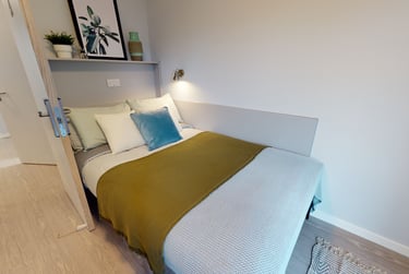 Silver 2 Bed Apt Plus - Image 1