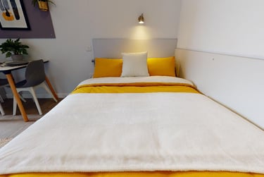 Silver 2 Bed Apartment at iQ Newland House, 49 Mount St, Lenton, Nottingham, NG16HE - Image 1