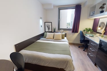 Bronze Studio at iQ Astor House, 163 Notte Street, City Centre, Plymouth, PL12AQ - Image 1