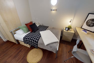 Silver En Suite-2627 - Image 1