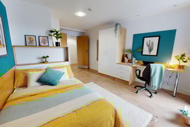 Gold En Suite-2627 at iQ Abacus House, 6-11 Baker Street, City Centre, Brighton, BN14JN - Image 1