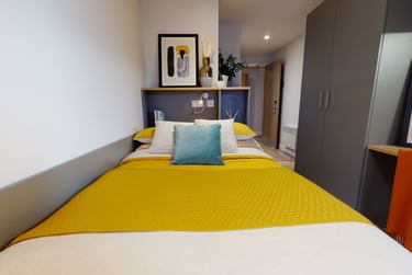 Gold En Suite - Image 1