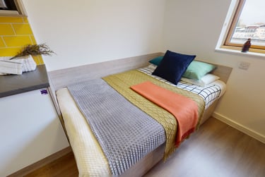 Silver En Suite-2627 at iQ Kingston, 15 Wood Street, City Centre, Kingston, KT11TY - Image 1