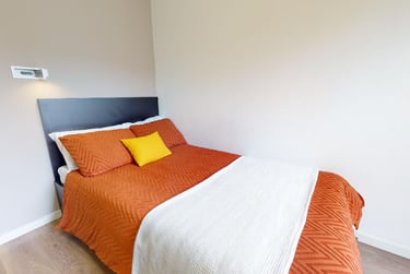 Bronze En Suite - Image 1