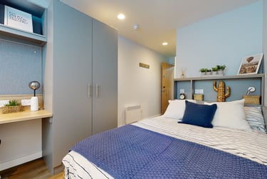 Gold En Suite - Image 1