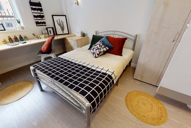 Silver En Suite - Image 1