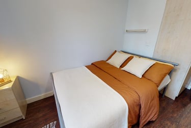 Silver En Suite - Image 1