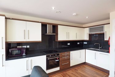 4 bed flat, 121 Fitzwilliam Street, Devonshire Green, Sheffield, S14JP - Image 1