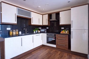 3 bed flat, 121 Fitzwilliam Street, Devonshire Green, Sheffield, S14JP - Image 1