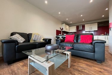 3 bed flat, Ecco, Highfield, Sheffield, S118BP - Image 1