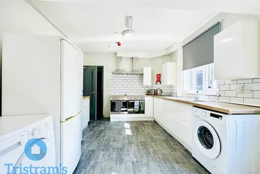 6 bed house, Derby Grove, Radford, Nottingham, NG71PE - Image 1